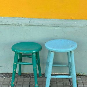 Sillas y Taburetes de Madera en Tonos Celestes y Verdes - imagen 6