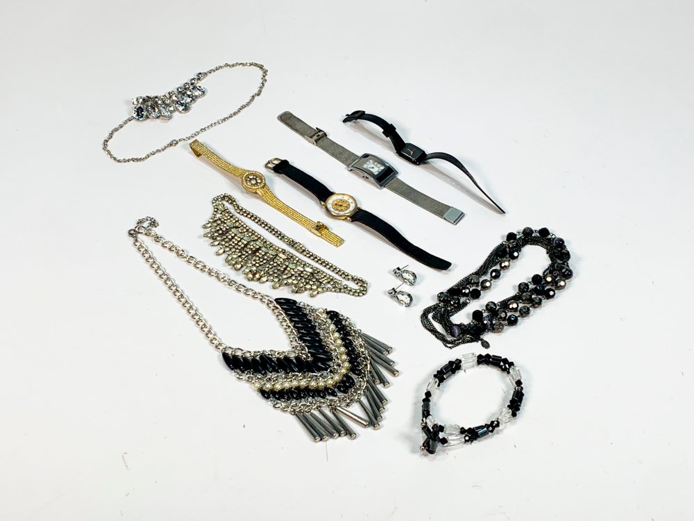 Lote de 10 Piezas de Bisutería y Relojes para Dama: Gargantillas, Collares y Pulseras
