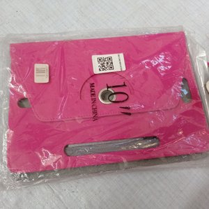 Cuatro piezas: soporte pata TV + cámara digital + 2 estuches para tablet. - imagen 4