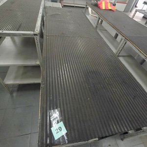 Lote anterior: Mesa de Trabajo o Exhibición Larga con Estructura Metálica y Cubierta Acanalada