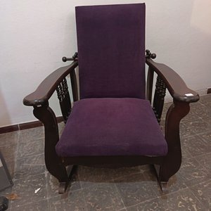 Sillón Mecedor de Madera con Tapizado Morado - imagen 7