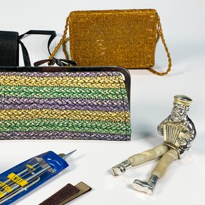 Lote de 5 piezas: 3 monederos de fiesta, figura de hombre con acordeón y despojador plateado - imagen 3