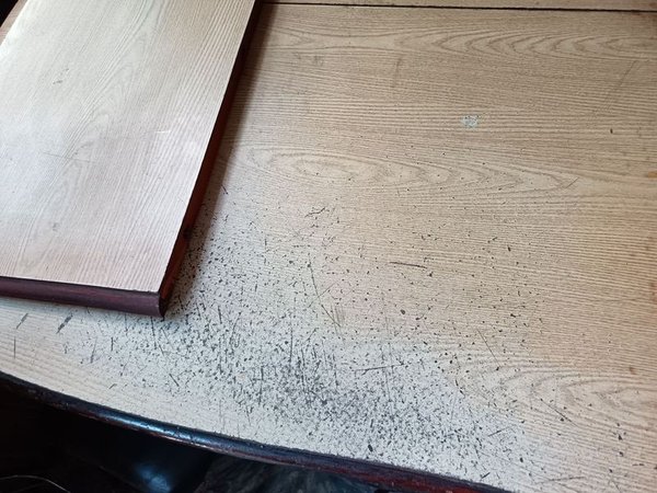 Mesa antigua con 6 sillas de hierro (no son juego) - imagen 3