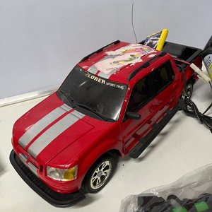 Camioneta Ford Explorer Sport Trac a Radio Control, Pistola de Agua y 3 Pelotas de Fútbol - imagen 3