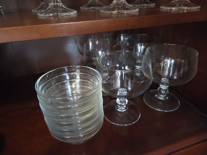 Gran lote de copas, vasos y vajilla en buen estado - imagen 8