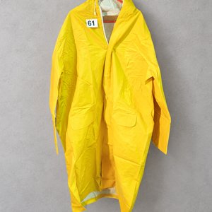 Lote anterior: 3 Capas de Lluvia Amarillas