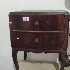 Mesa de Luz Antigua de Madera con Dos Cajones - imagen 2