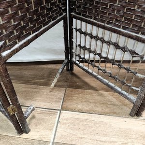 Biombo Marrón de 4 Hojas con Detalles de Mimbre y Estructura Metálica - imagen 4