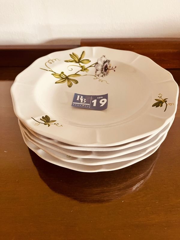 Juego de 5 Platos de Porcelana Uruguaya con Diseño Floral - imagen 1