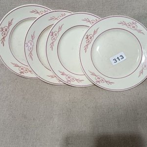Lote siguiente: Conjunto de 4 Platos Blancos con Guarda Rosada