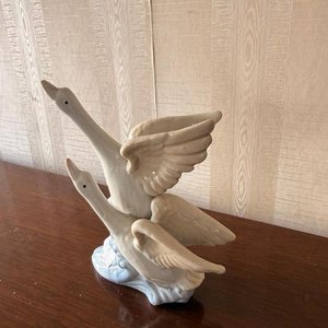 Figura Decorativa de Cisnes en Cerámica - imagen 2