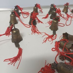 48 Campanitas Metálicas Decorativas con Cordón Rojo - imagen 3