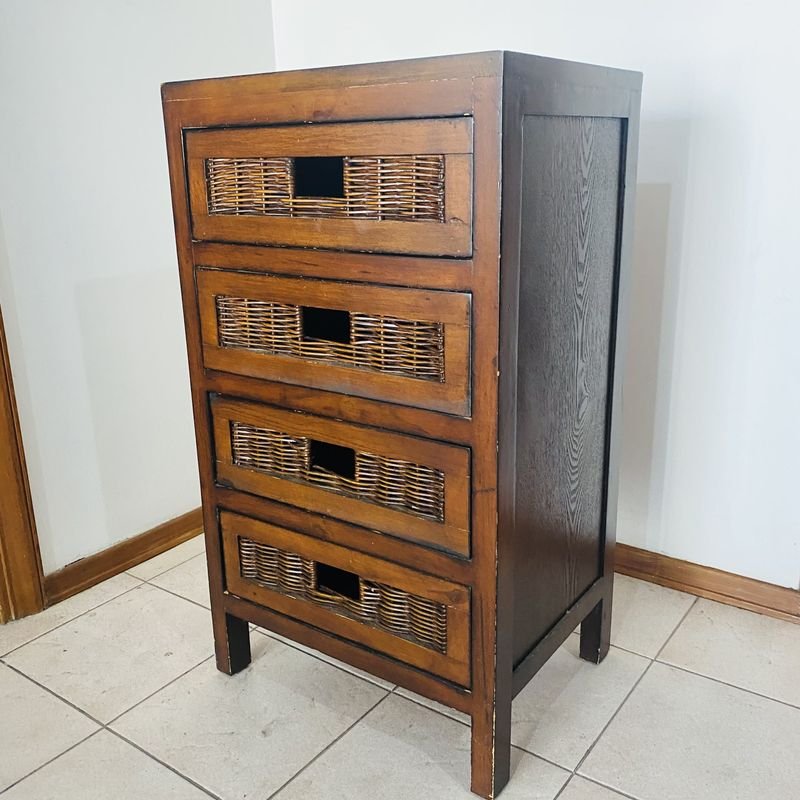 Lote anterior: Cajonera de madera y mimbre para cuatro cajones