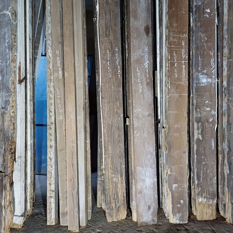 Seis tirantes de pinotea con rastros de polilla para decoración - imagen 2