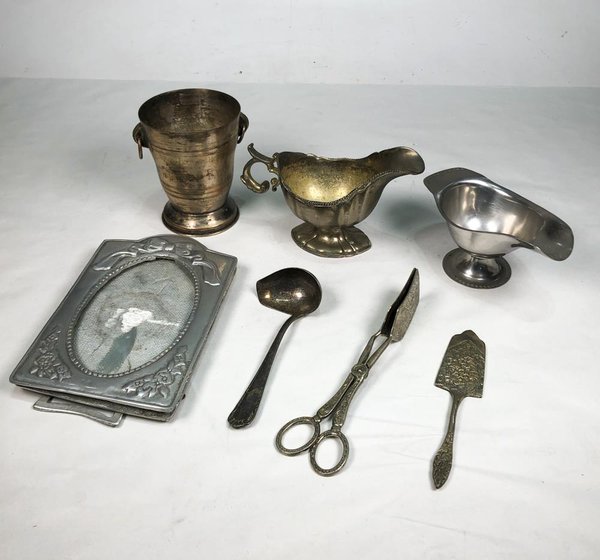 Lote de Metal Vintage: Hielera, Salseras, Portaretrato y Utensilios - imagen 1
