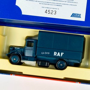 Caja con tres autitos coleccion - imagen 6
