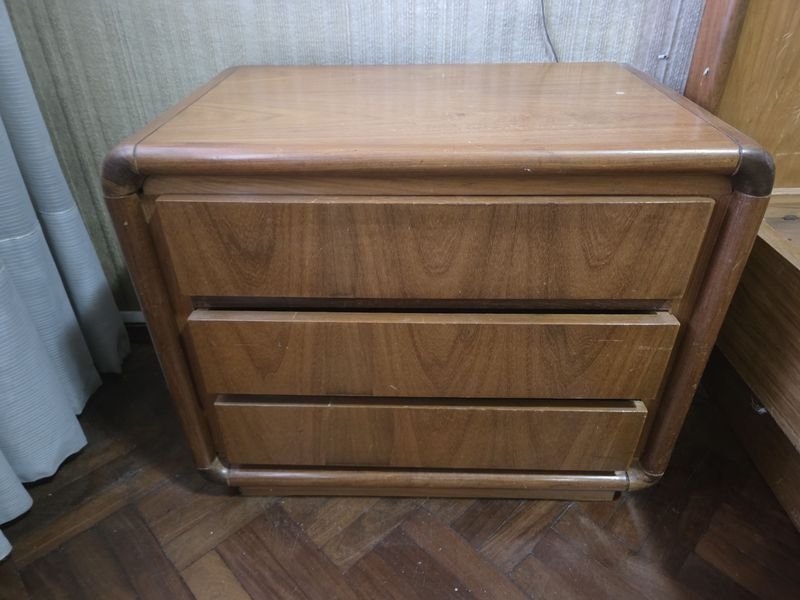 Lote siguiente: Mesa de luz para hogar con tres cajones