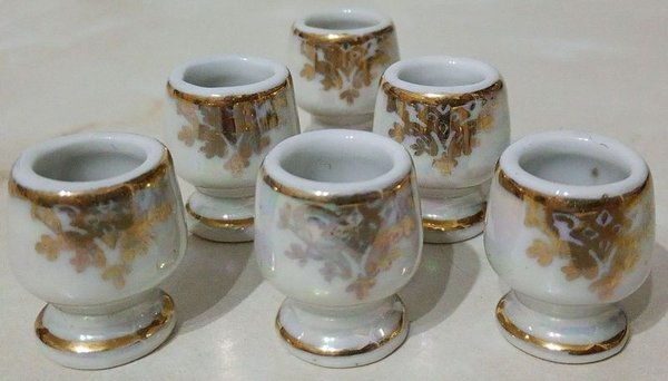 Juego de 6 Hueveras Antiguas de Porcelana Tornasolada con Detalles Florales y Bordes Dorados - imagen 1