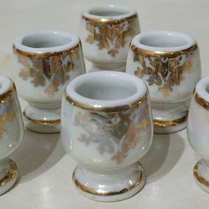 Lote anterior: Juego de 6 Hueveras Antiguas de Porcelana Tornasolada con Detalles Florales y Bordes Dorados