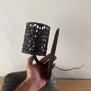 Canasto Artesanal Gris y Lámpara de Pared Rústica - imagen 3