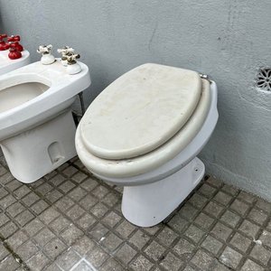 Lote de 4 Inodoros y 2 Bidets Blancos con Grifería - imagen 5