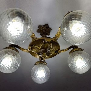 Lote siguiente: luminaria de techo estilo antiguo en bronce con 5 globos de cristal texturizados