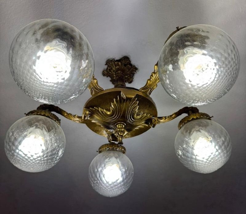luminaria de techo estilo antiguo en bronce con 5 globos de cristal texturizados