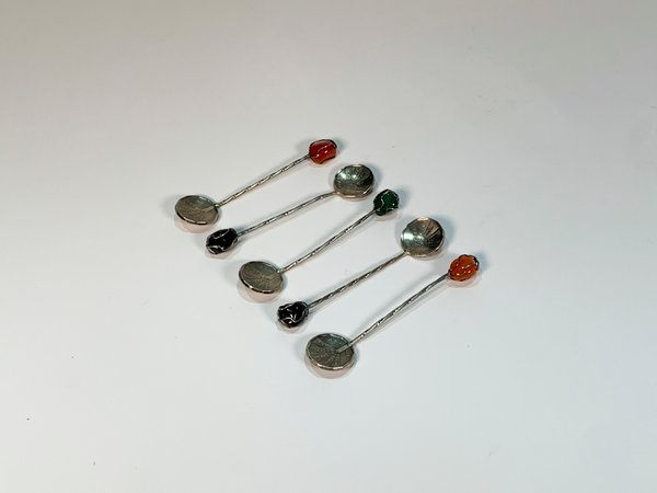 Juego de 5 Cucharitas con Monedas de 2 Pesos Uruguayos y Piedras de Colores - imagen 1