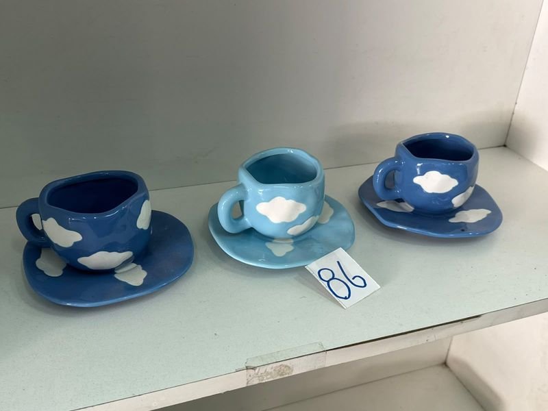 Set de 3 Tazas de Cerámica con Platillos, Diseño de Nubes
