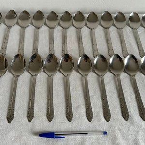 Lote siguiente: Juego de 18 Cucharas de Acero Inoxidable con Diseño Floral