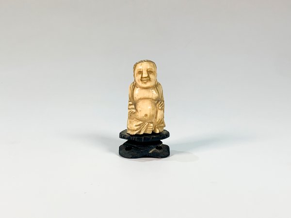Talla de Marfil de Buda sobre Base de Madera - imagen 1