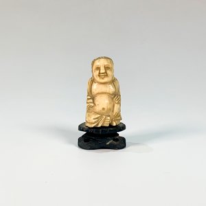 Talla de Marfil de Buda sobre Base de Madera - imagen 1