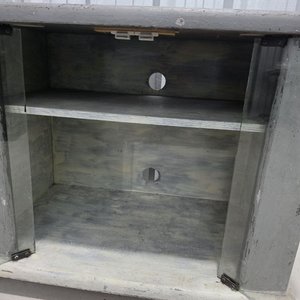 Mueble Expositivo Bajo de Madera con Puertas de Vidrio y Ruedas - imagen 4