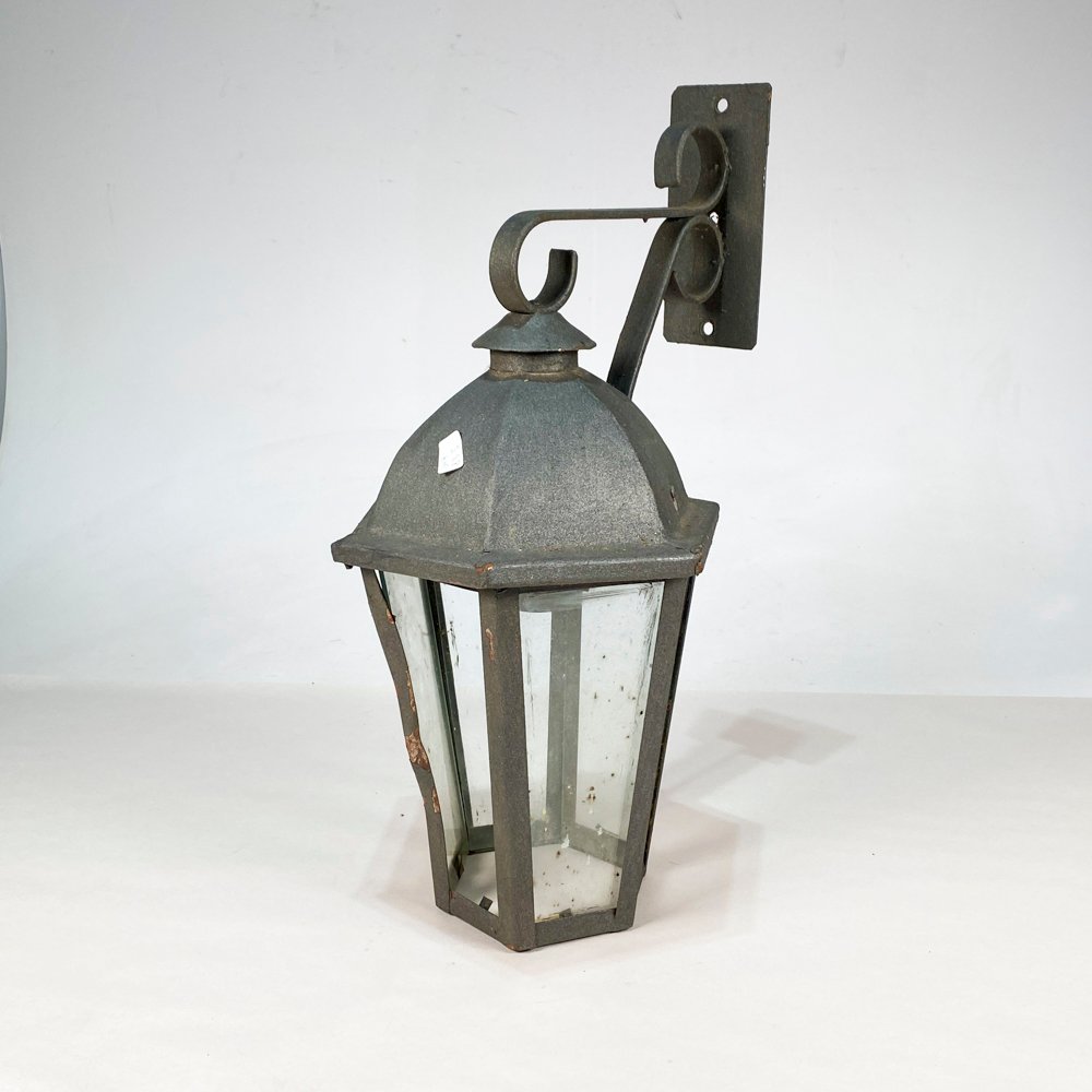 Lote siguiente: Farol de chapa negro con faltante