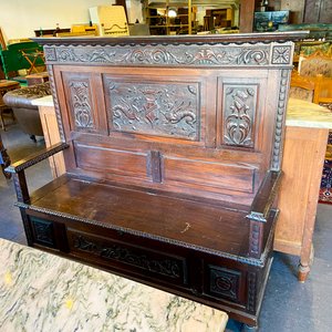 Mueble de madera tallada con tapa de mármol y banco antiguo - imagen 5