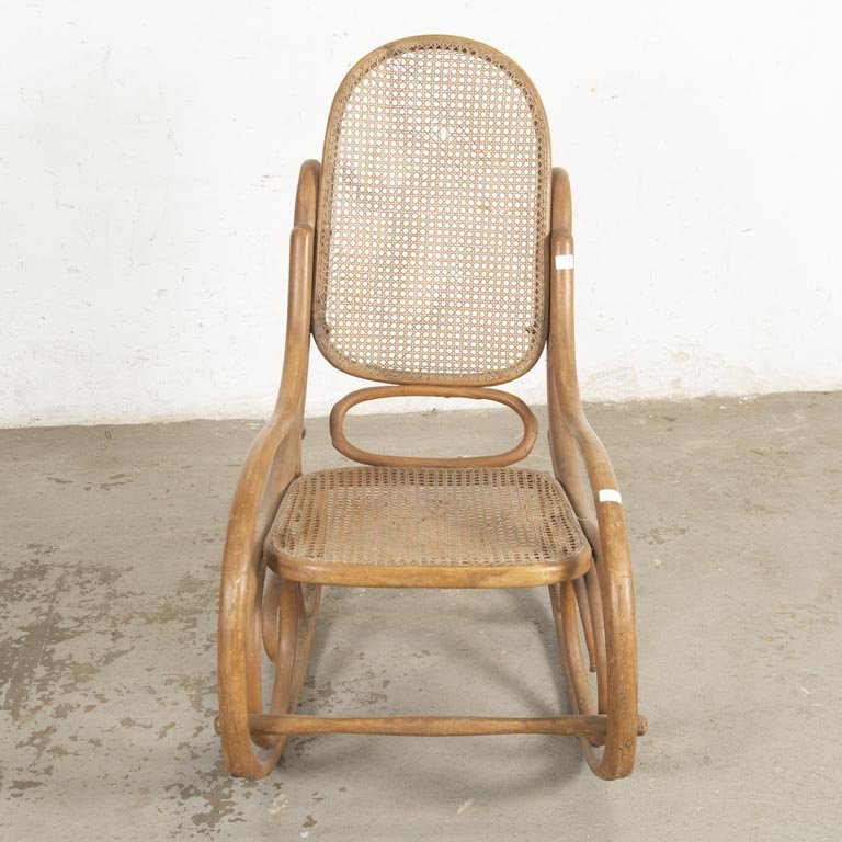 Mecedora Vienesa con Esterillado y Detalles de Lustre