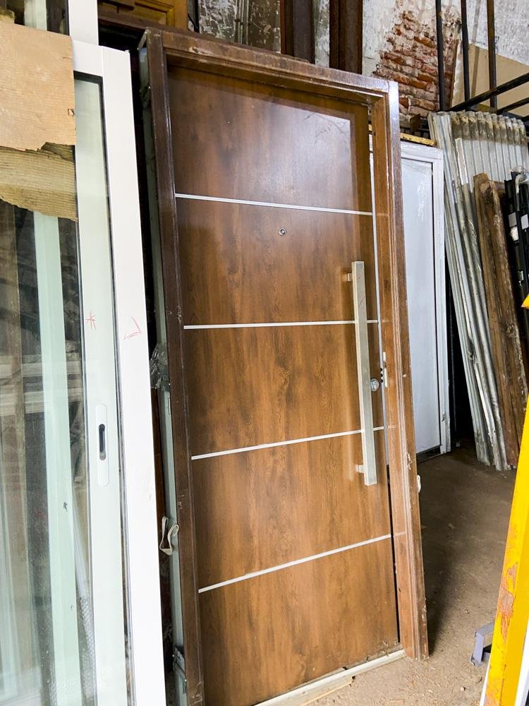 Tres Puertas Interiores de Madera con Detalles y Manijas Metálicas