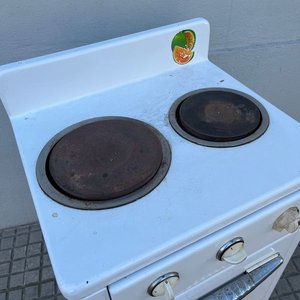 Cocina Eléctrica Esmaltada Blanca con Horno y Dos Hornallas - imagen 3
