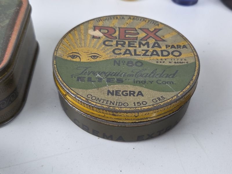 Colección de latas antiguas y objetos decorativos - imagen 8