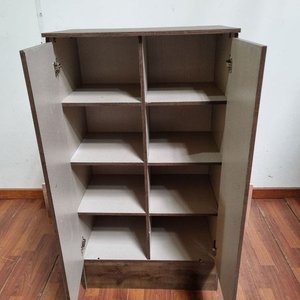 L 979 - Practico mueble aereo de guardado en color simil madera con dos puertas y estantes internos (Medidas 61x36x111cm) - imagen 2
