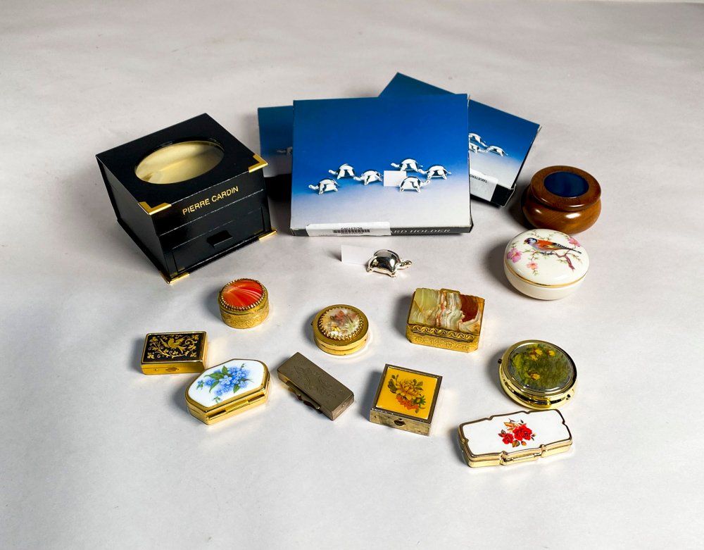 Lote de 12 Piezas: Pastilleros, Estuche Pierre Cardin y Tarjeteros Vintage con Diseño de Tortugas
