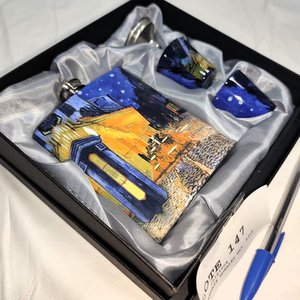 Set de Petaca y Vasos de Acero con Diseño "Terraza de Café por la Noche" de Van Gogh - imagen 1