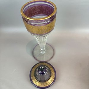 Caramelera Antigua de Cristal Violeta con Detalles Dorados - imagen 3