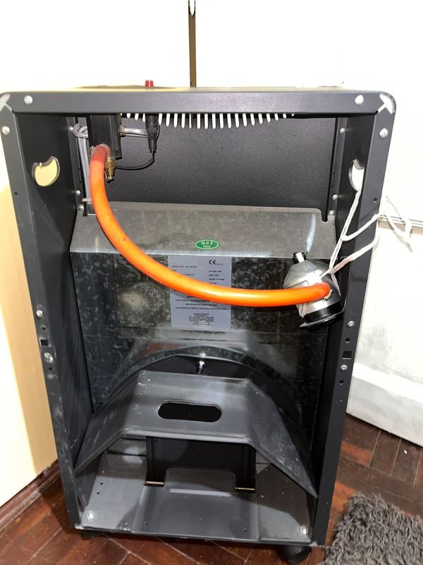 Estufa a gas Hometech sin uso con válvula - imagen 2