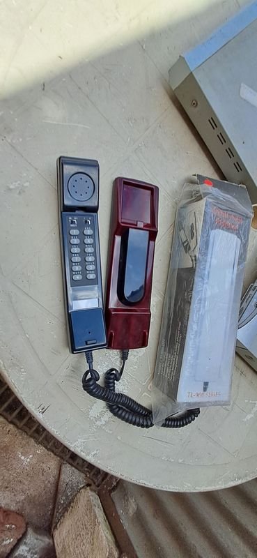 Teléfono y dos dvd en buen estado - imagen 3