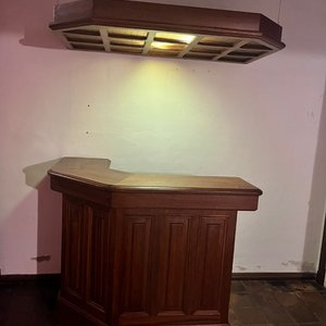 Lote siguiente: Barra Esquinera de Madera Cerejeira con Detalles en Vidrio