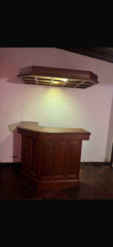 Barra Esquinera de Madera Cerejeira con Detalles en Vidrio