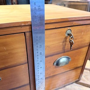 Antiguo Archivador de Mesa en Pino Restaurado con Dos Cajones y Cerraduras - imagen 9