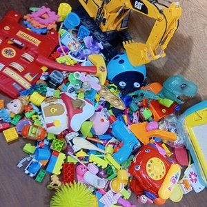 Lote de Juguetes Variados: Excavadora CAT, Chaleco Bombero, Bloques y Más - imagen 3