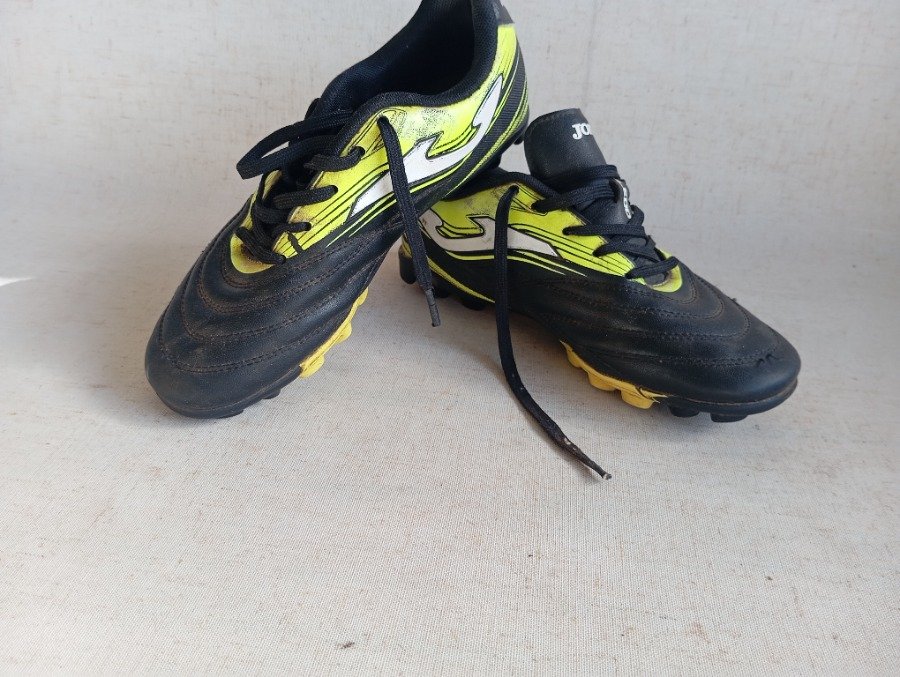 Zapatillas de fútbol negras y amarillas - imagen 2